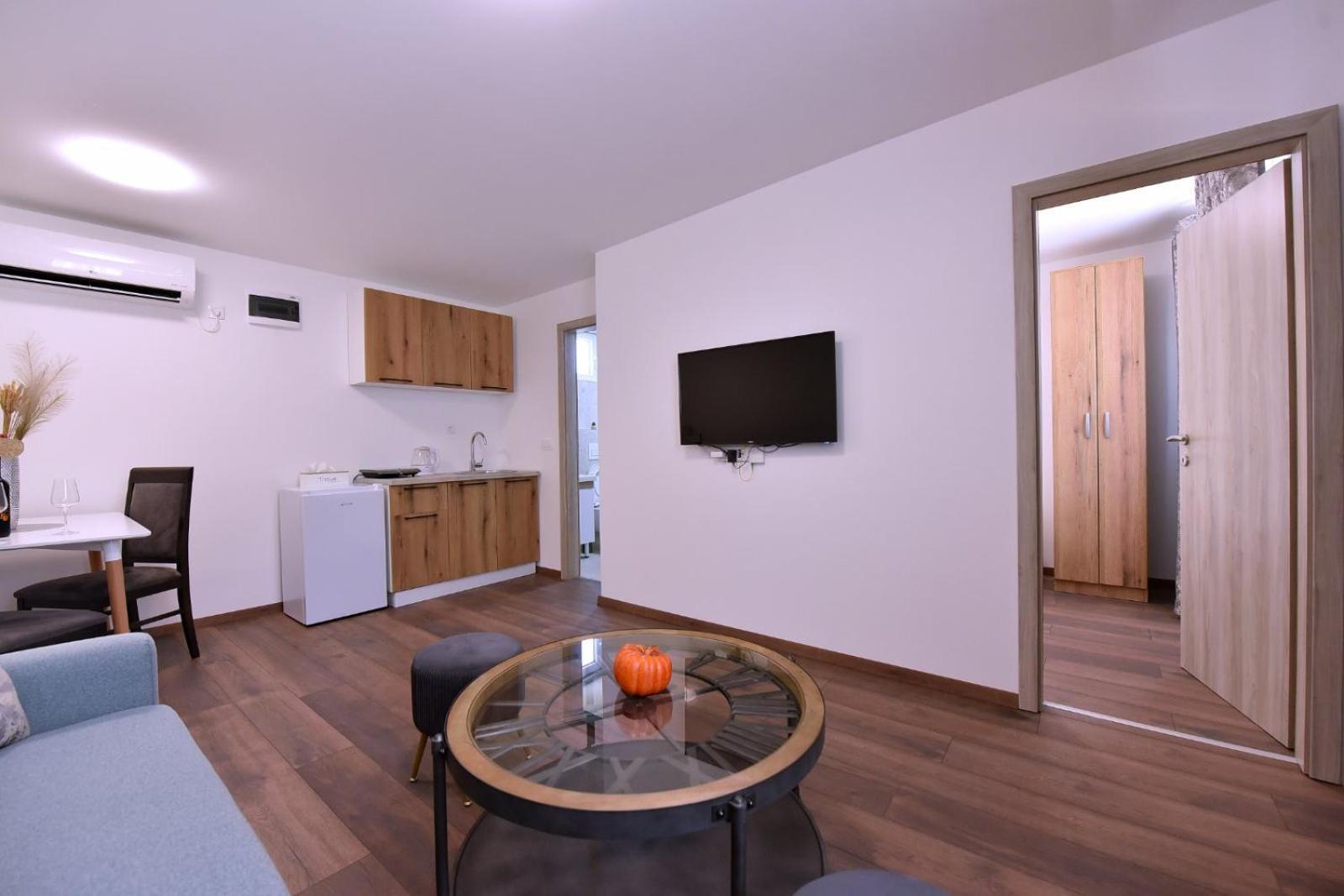 Airport Apartments Tri Hrasta Podgorica Exterior foto
