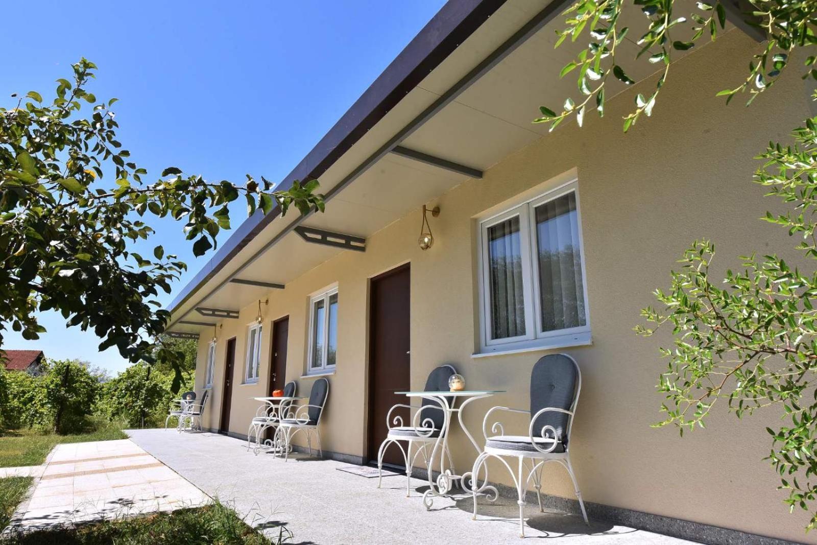 Airport Apartments Tri Hrasta Podgorica Exterior foto